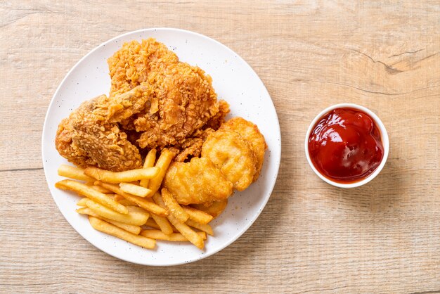 pollo fritto con patatine fritte e pasto di pepite