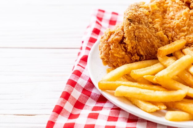 pollo fritto con patatine fritte e pasto di pepite