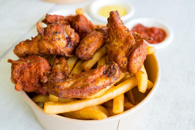 Pollo fritto con patatine fritte