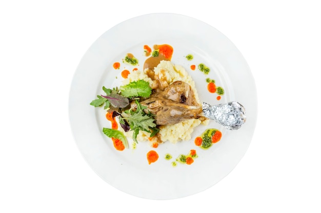 Pollo fritto con purè di patate erbe e salse in un piatto bianco Piatto tradizionale appetitoso Vista dall'alto Primo piano isolato su sfondo bianco