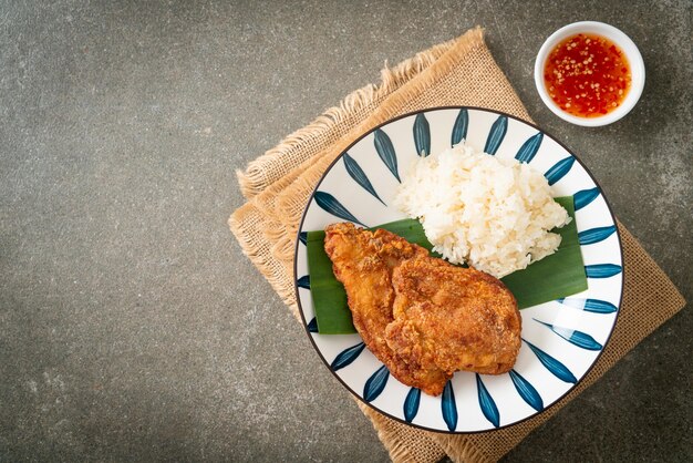 pollo fritto con riso appiccicoso e salsa dolce piccante