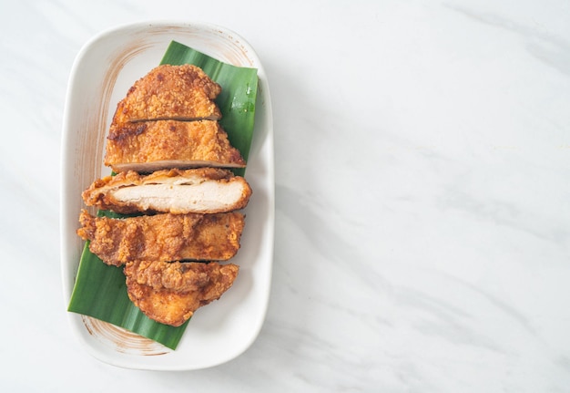 pollo fritto con riso appiccicoso e salsa dolce piccante