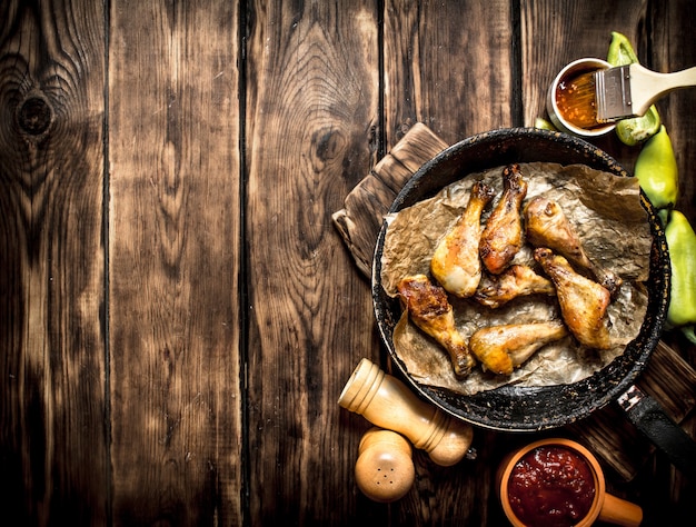 Pollo fritto con salsa di pomodoro.