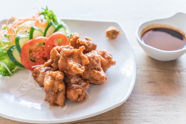 pollo fritto con salsa tonkatsu