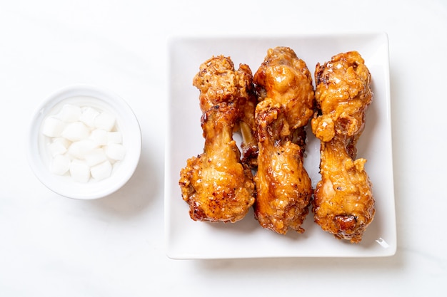 Pollo fritto con salsa