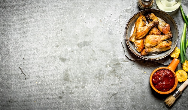 Pollo fritto con verdure e salsa di pomodoro.