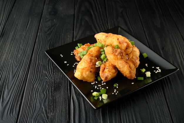 Pollo fritto coreano con sfondo nero