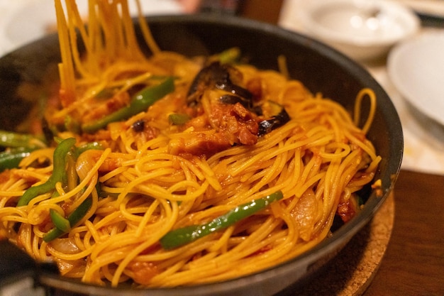 Pollo fritto coreano in salsa piccante Horumonyaki fresco e naporitan