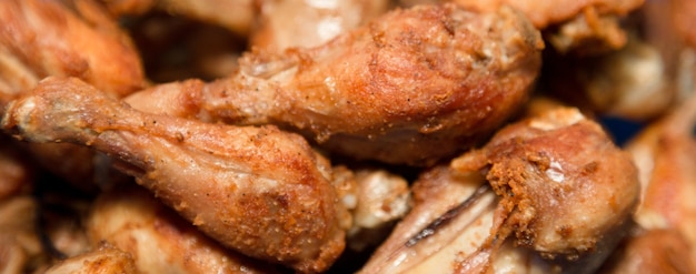Pollo fritto, coscia e bedo con spezie. Avvicinamento