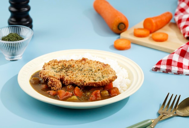 Pollo fritto croccante o cotoletta di maiale con riso al curry e zuppa