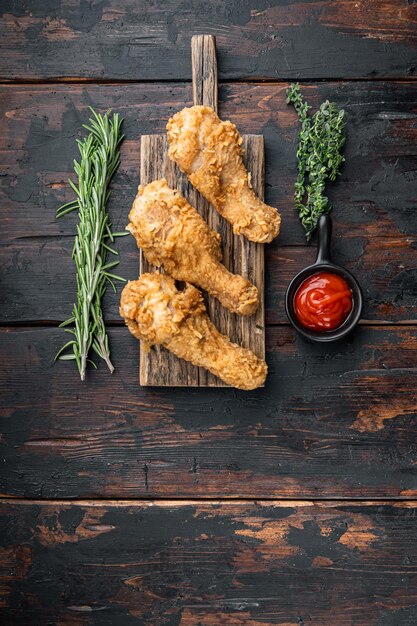 Pollo fritto croccante su fondo di legno scuro piatto con spazio per il testo