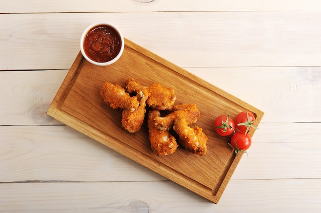 Pollo fritto impanato con ketchup, pomodori