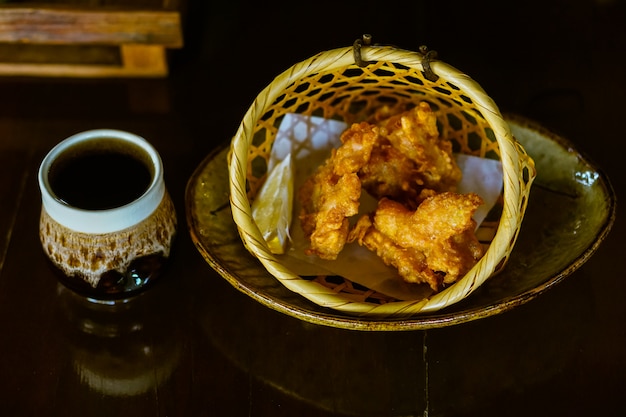 Pollo fritto Karaage in un cesto di bambù