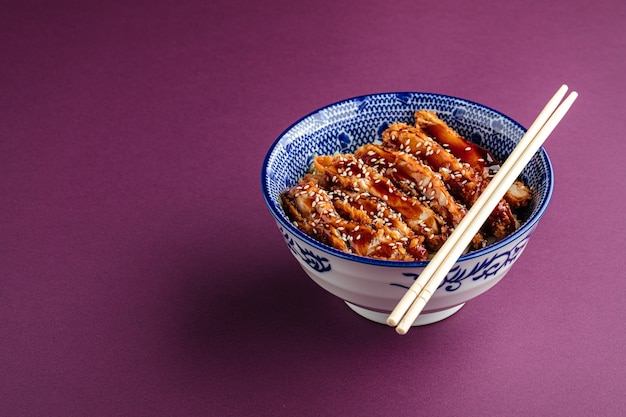 Pollo fritto Katsudon con riso in una ciotola