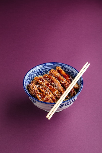 Pollo fritto Katsudon con riso in una ciotola