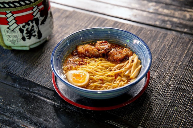 Pollo fritto piccante karaage ramen nel tradizionale ristorante ramen giapponese con una ciotola di ramen