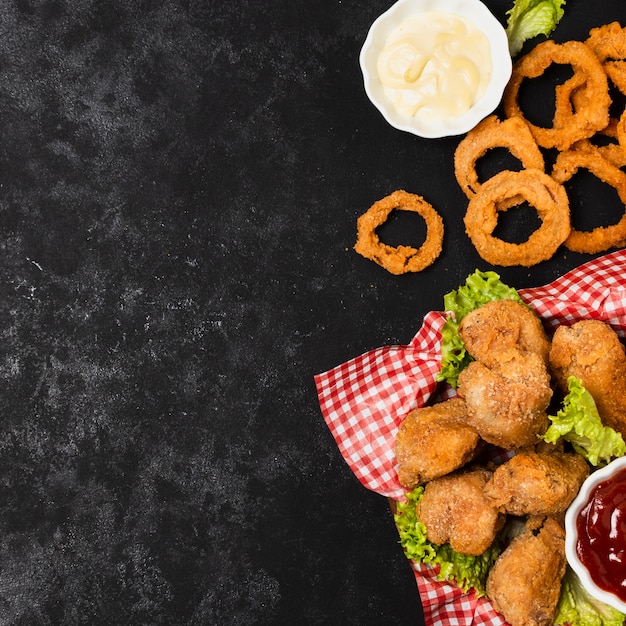 Pollo fritto sulla tavola di ardesia nera