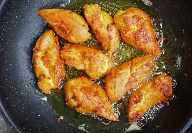 pollo fritto thai con curcuma e olio in padella