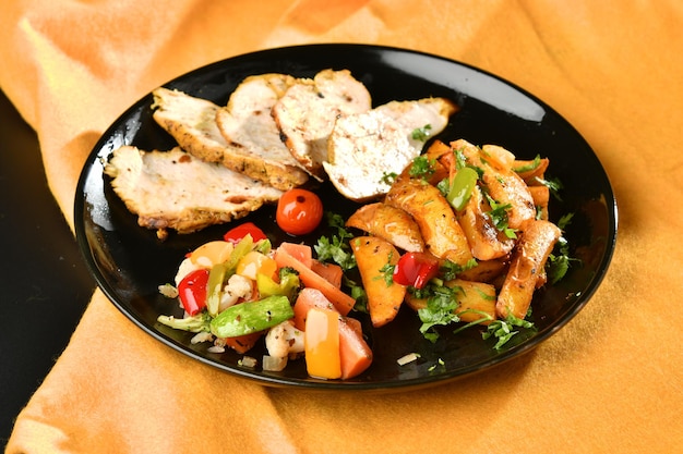 Pollo grigliato . Filetto di pollo fritto e insalata di verdure fresche di pomodori,