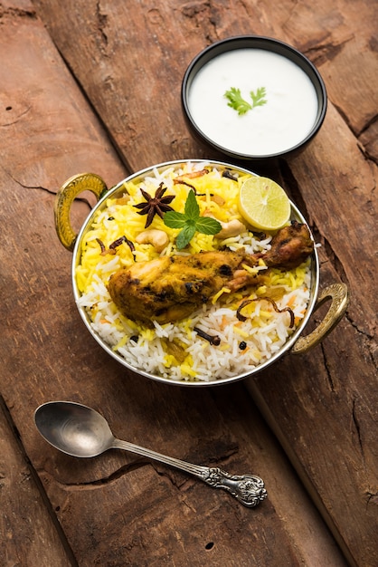 Pollo Hyderabadi o dum biryani, servito in un Kadhai o in una ciotola con salsa allo yogurt. messa a fuoco selettiva