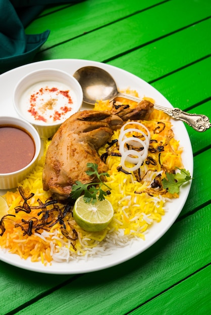 Pollo Hyderabadi o dum biryani, servito in un Kadhai o in una ciotola con salsa allo yogurt. messa a fuoco selettiva