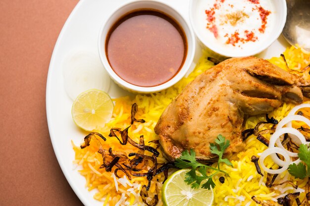 Pollo Hyderabadi o dum biryani, servito in un Kadhai o in una ciotola con salsa allo yogurt. messa a fuoco selettiva