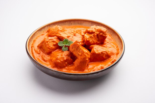 Pollo indiano Tikka masala nella ciotola.