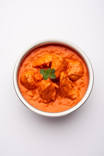 Pollo indiano Tikka masala nella ciotola.