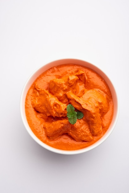 Pollo indiano Tikka masala nella ciotola.