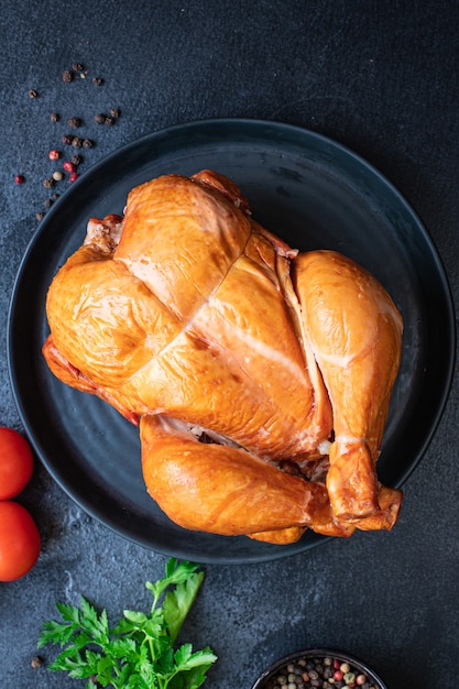 pollo intero al forno o porzione di pollame affumicato