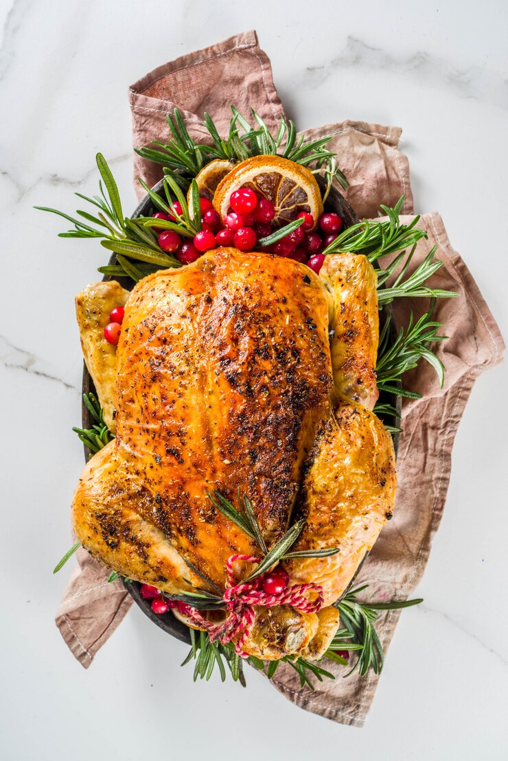 Foto pollo intero arrosto con decorazione natalizia