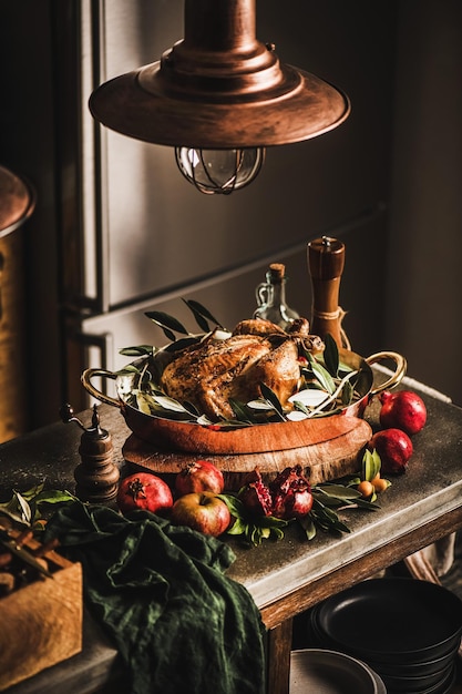 Pollo intero arrosto con spezie e frutta per la cena delle feste