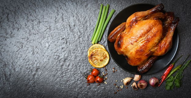 Pollo intero arrosto di pollo alla griglia con erbe e spezie