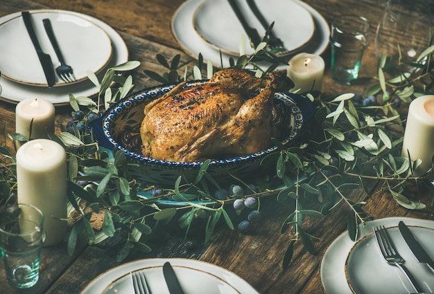 Pollo intero arrosto per piatti e candele natalizie