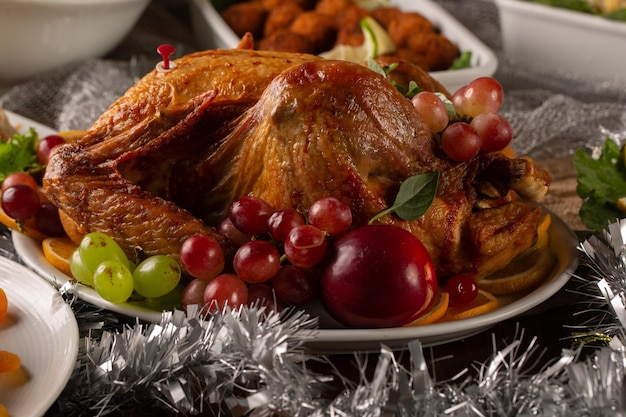 Pollo intero arrosto servito per la cena di Natale