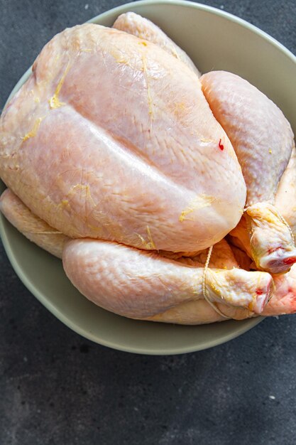 pollo intero carne pollame da carne fresco pasto sano spuntino dieta sul tavolo copia spazio cibo