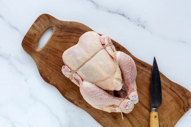 Pollo intero crudo con erbe e spezie