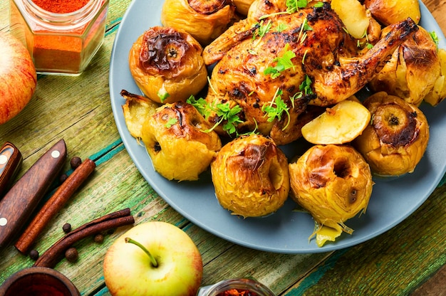 Pollo intero o pernice fatto in casa al forno con mele su un piatto