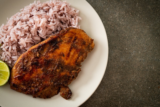 pollo jerk giamaicano alla griglia piccante con riso - stile alimentare giamaicano