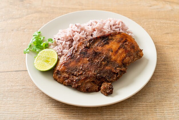 pollo jerk giamaicano alla griglia piccante con riso - stile alimentare giamaicano