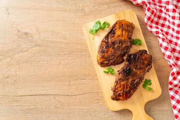 pollo jerk giamaicano alla griglia piccante - stile alimentare giamaicano