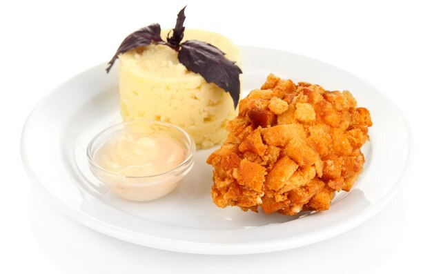 Pollo Kiev e purè di patate su piatto isolato su bianco