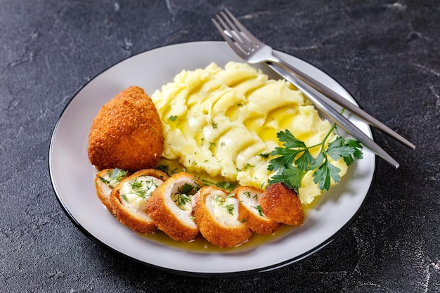 Pollo Kiev servito con purè di patate su un piatto