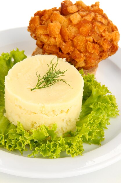 Pollo Kiev su crouton con purè di patate isolato su bianco