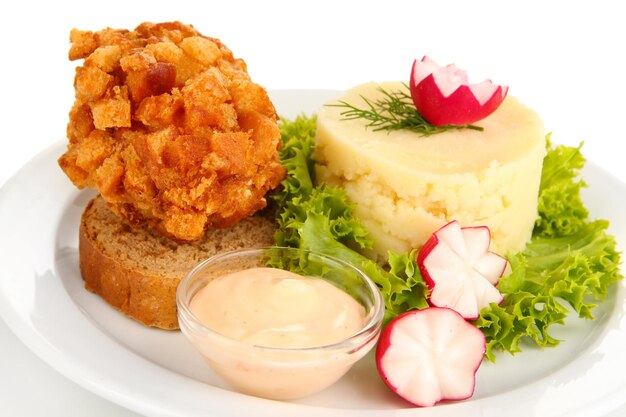 Pollo Kiev su crouton con purè di patate isolato su bianco