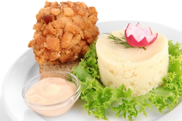 Pollo Kiev su crouton con purè di patate isolato su bianco