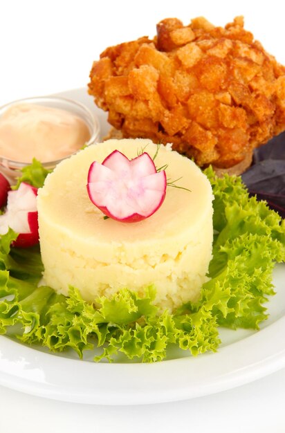 Pollo Kiev su crouton con purè di patate isolato su bianco