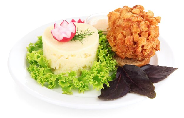 Pollo Kiev su crouton con purè di patate isolato su bianco