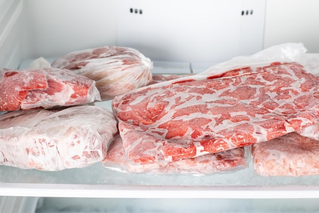 Pollo manzo e maiale Confezionato in sacchetti di plastica nel congelatore bianco. Carne cruda congelata. Cibo surgelato