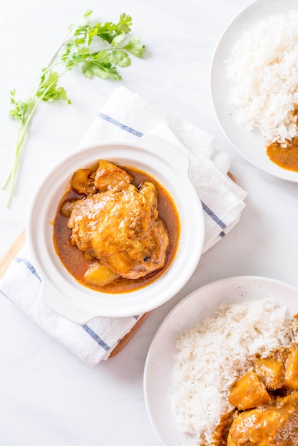 Pollo Massaman Curry Pasta con Riso